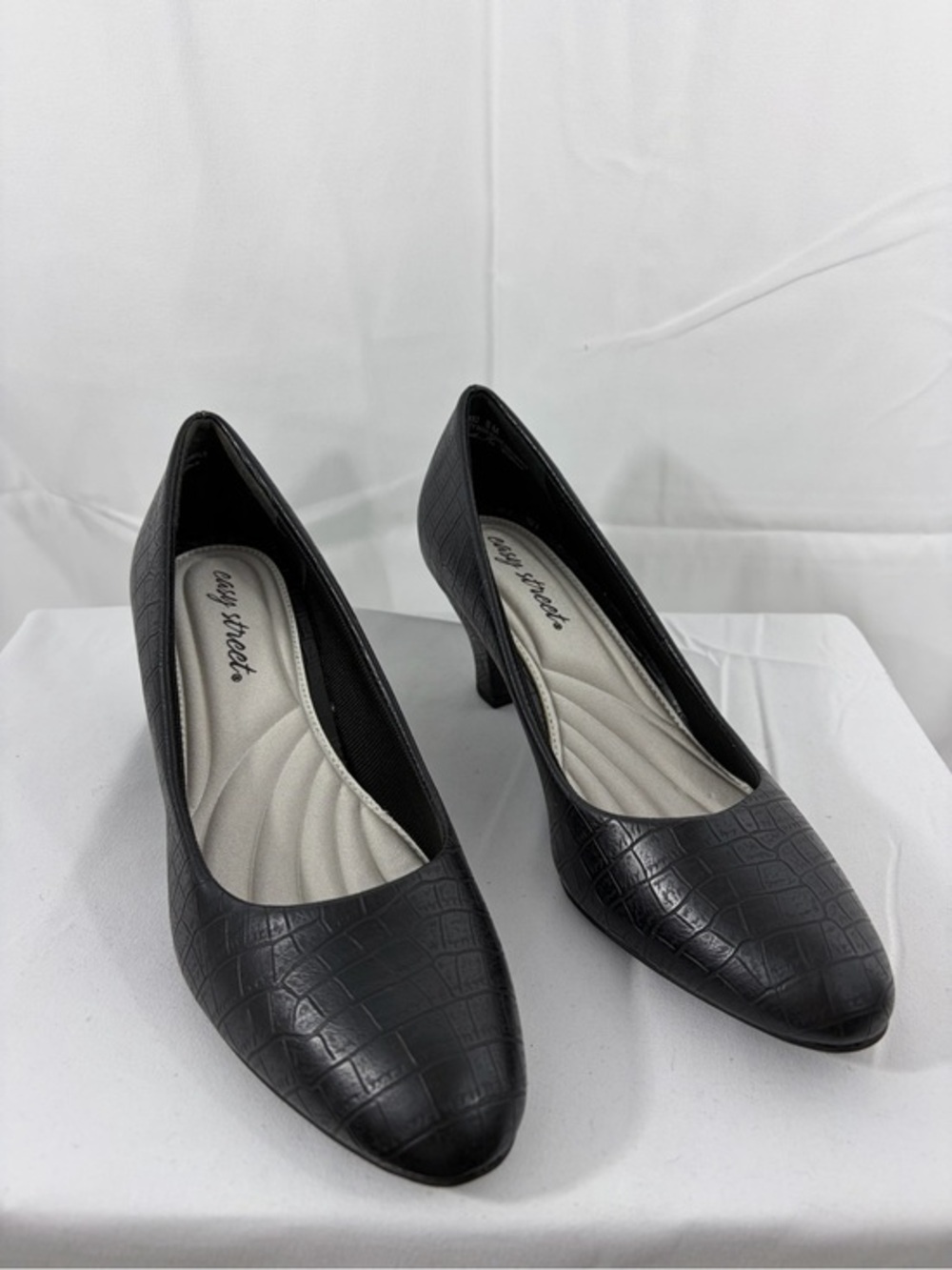 NWT easy street Women’s Size 8 Black Snake Print Mid Heel Pumps